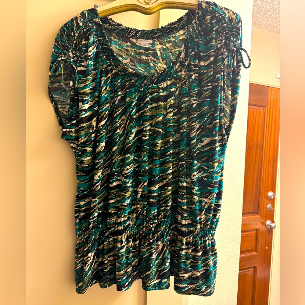Worthington 1X top. Green black & tan design.